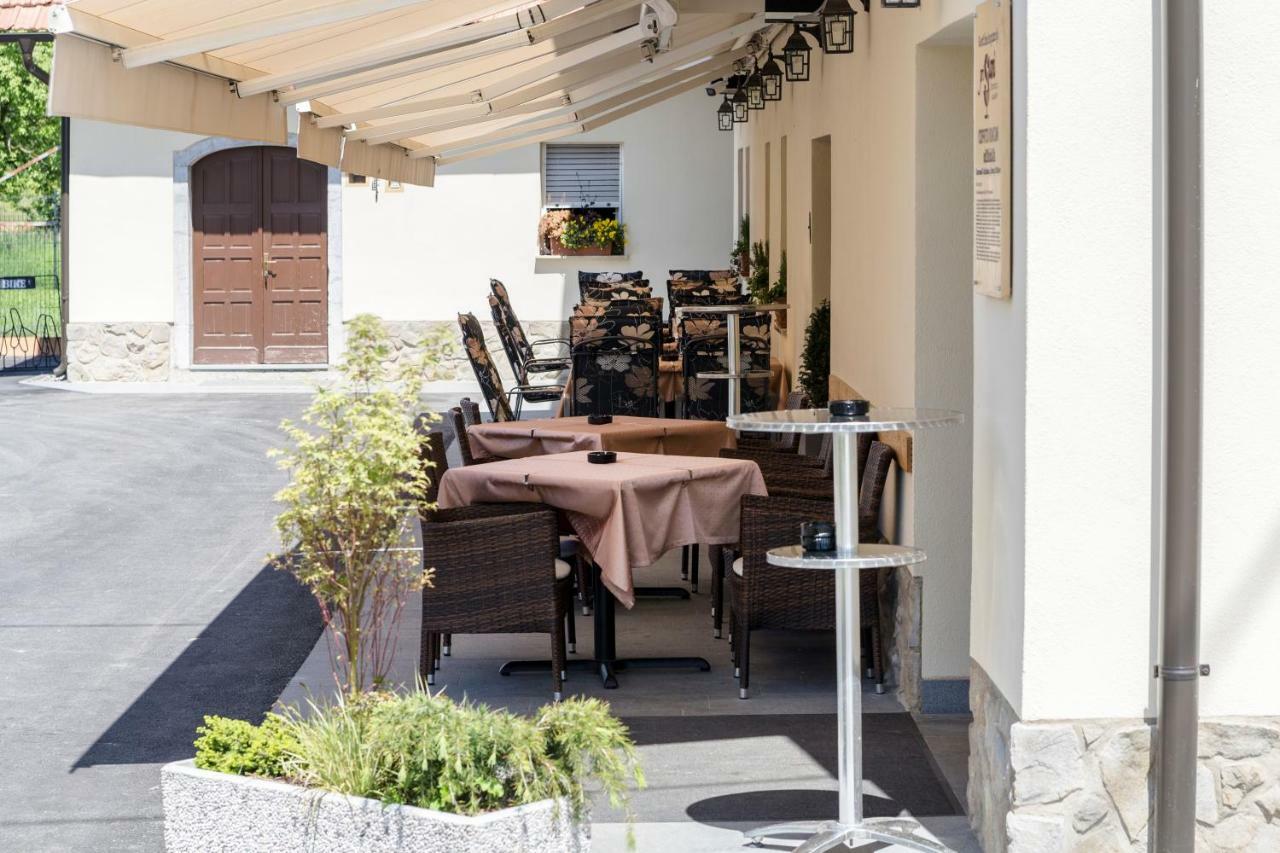 Guesthouse & Apartments Pri Stani Zerovnica ภายนอก รูปภาพ