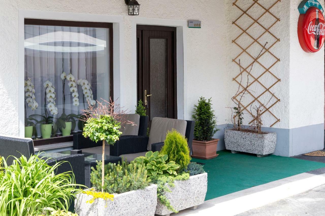 Guesthouse & Apartments Pri Stani Zerovnica ภายนอก รูปภาพ